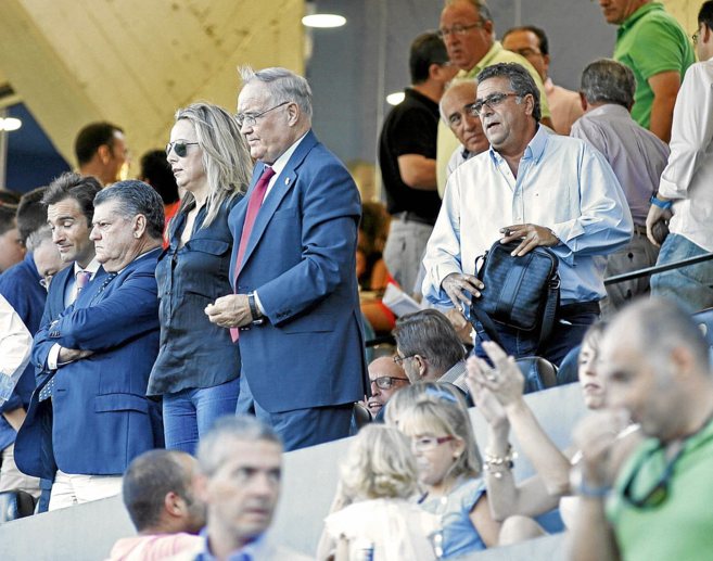 'Enrique Ortiz (derecha), con una bolsa en mano, en el estadio...