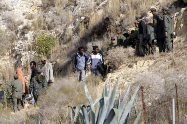 Varios inmigrantes con gendarmes marroquíes tras fracasar en su...