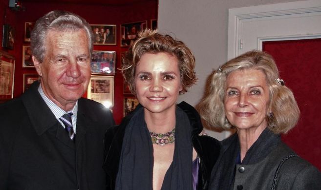 Victoria, junto a sus padres, los marqueses de Isasi.