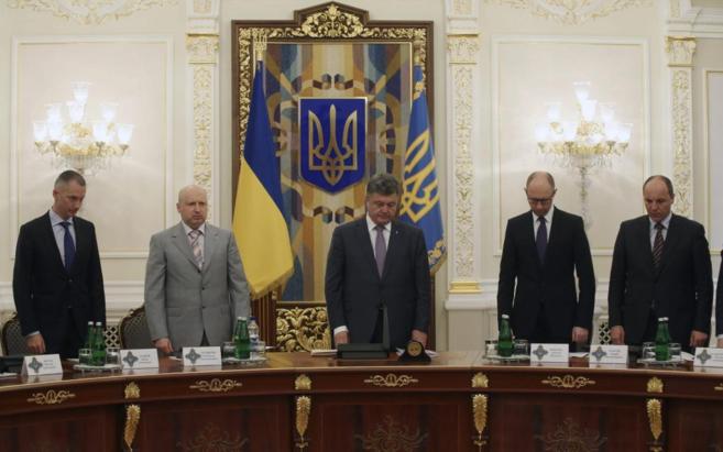 El presidente de Ucrania, Petró Poroshenko (centro), en la reunión...