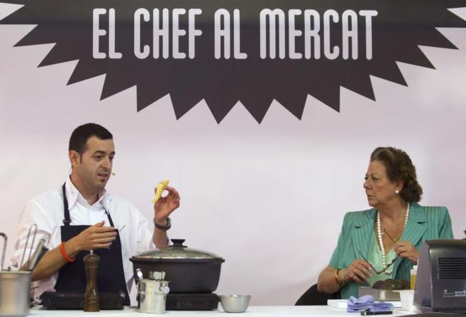 El cocinero Ricard Camarena, junto a la alcaldesa de Valencia, Rita...