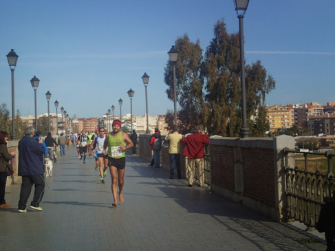 Marzo: Maratn de Badajoz, cuarta carrera descalzo.