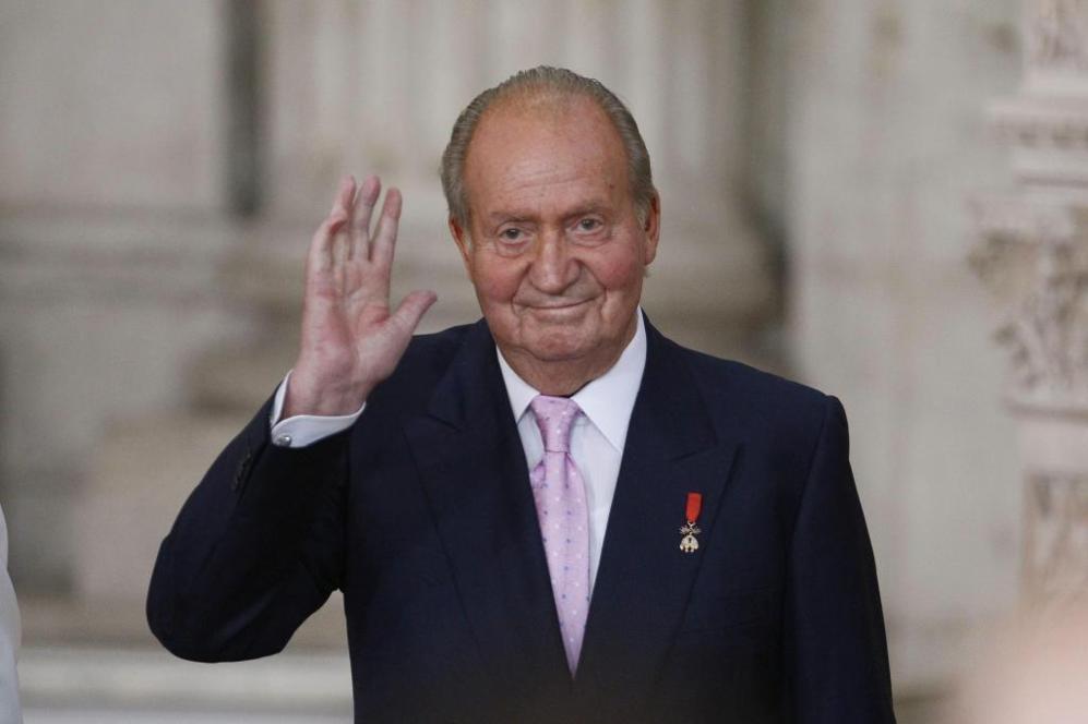El Rey Juan Carlos saluda a los invitados presentes en la ceremonia...