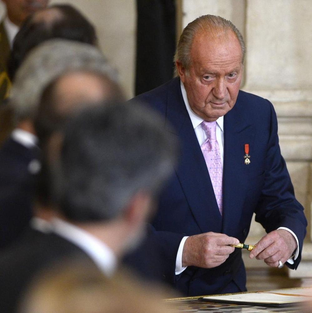 Juan Carlos I se prepara para firmar la Ley de Abdicacin.