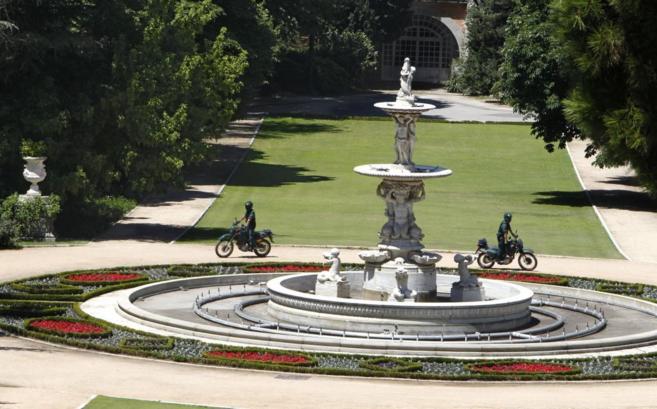 Dos agentes en moto por los jardines del Palacio Real, esta maana.