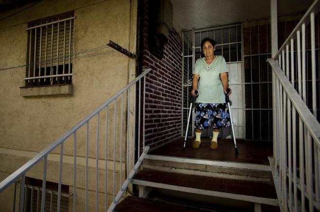 Carmen en su vivienda sin ascensor de la UVA de Hortaleza.