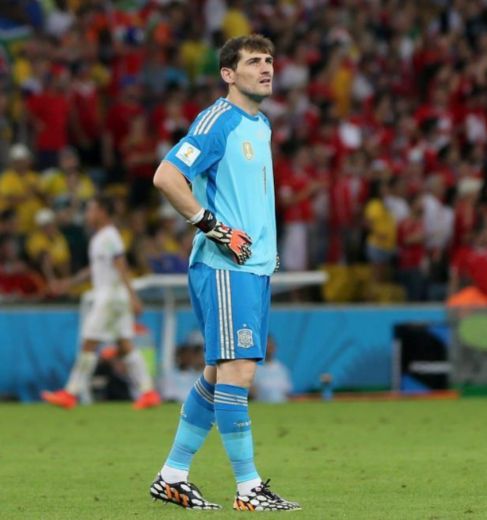 Casillas, con la mirada perdida en Maracan.
