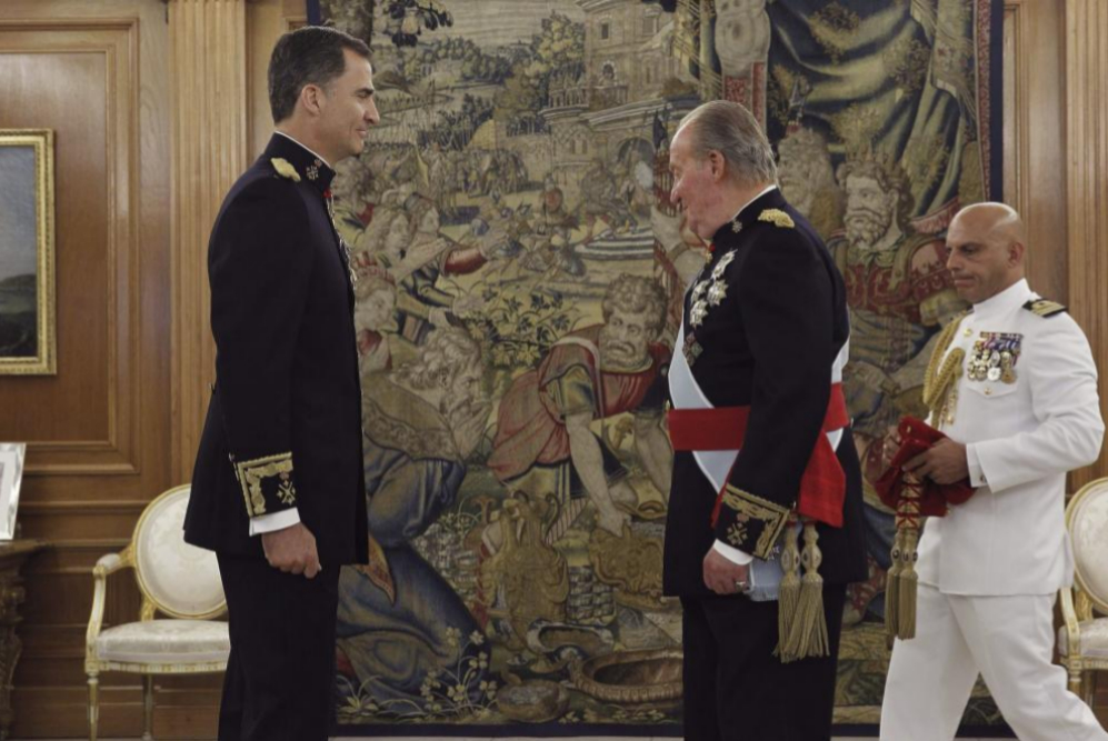 Felipe VI viste el traje de gala del Ejercito de Tierra.