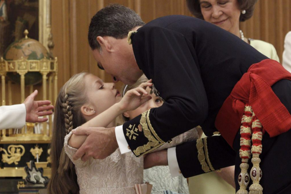 Felipe VI besa a su hija Leonor, princesa de Asturias.