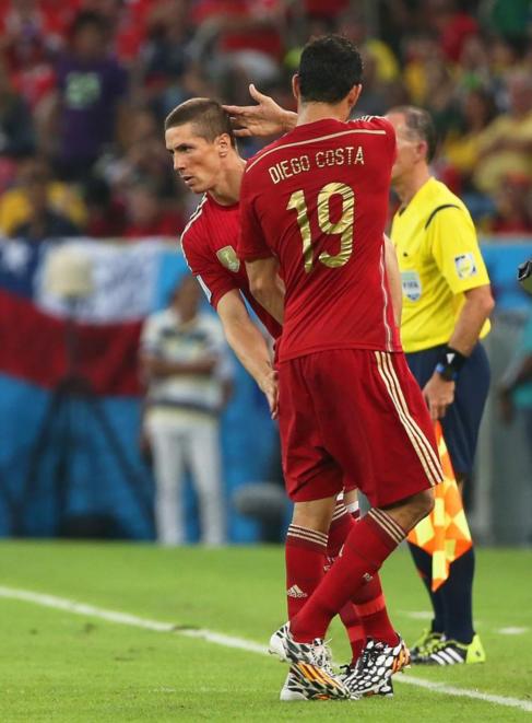 Diego Costa saluda a Torres al dejar el campo.