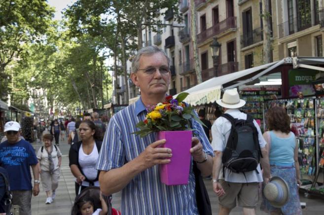 Martin Parr, retratado en mitad de Las Ramblas de Barcelona.