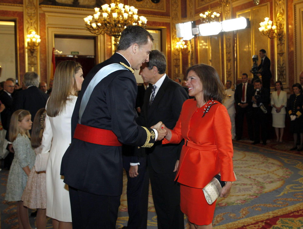 El rey Felipe VI saluda a la alcaldesa de Madrid, Ana Botella.
