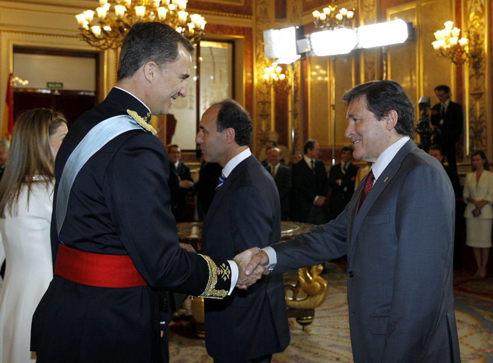 El monarca junto al presidente de Asturias, Javier Fernndez.