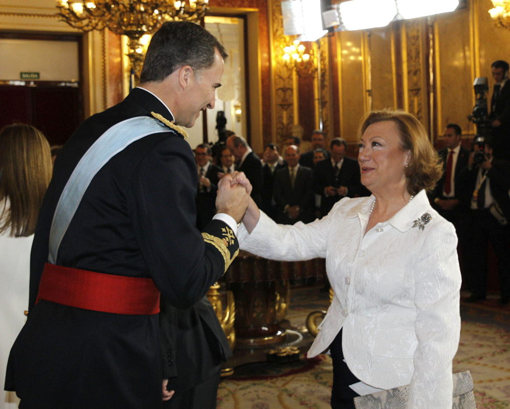 La presidenta de Aragn, Luisa Fernanda Rudi, saluda a Felipe VI.