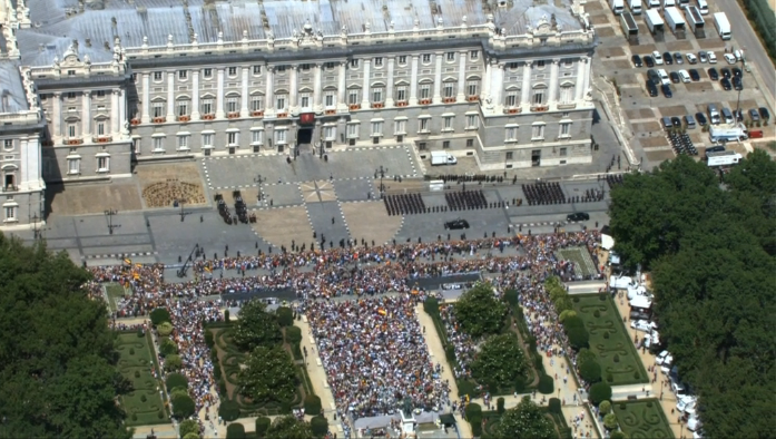 Vista area del Palacio Real y la plaza de Oriente, donde cientos de personas se reunieron para saludar a la Familia Real.