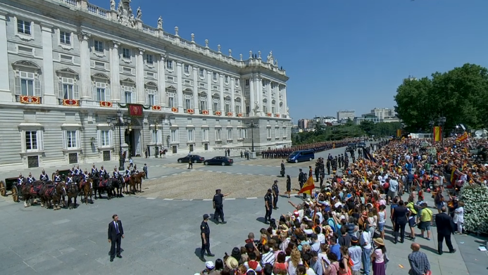 El Rolls que lleva a los monarcas entrando en el Palacio Real, frente a la multitud que espera su salida al balcn del Palacio Real.