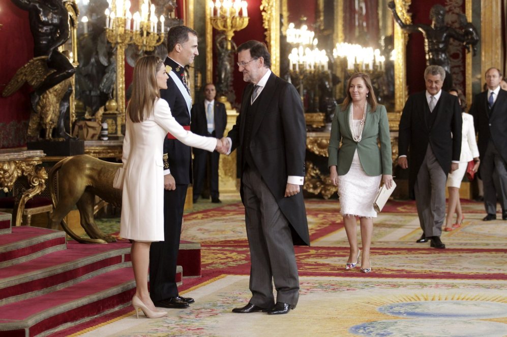Mariano Rajoy saluda a la reina Letizia.