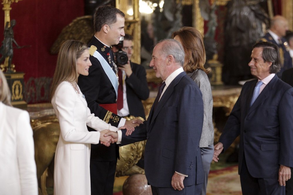 Rodrigo Rato saluda a la reina Letizia.