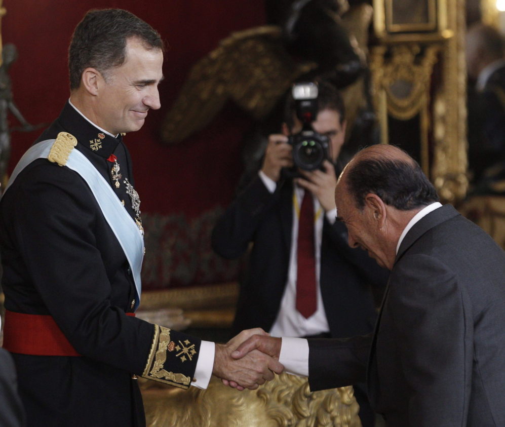 El rey Felipe VI saluda al presidente del Banco de Santander, Emlio...