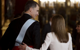 Don Felipe y Doa Letizia, durante el besamanos en el Palacio Real.