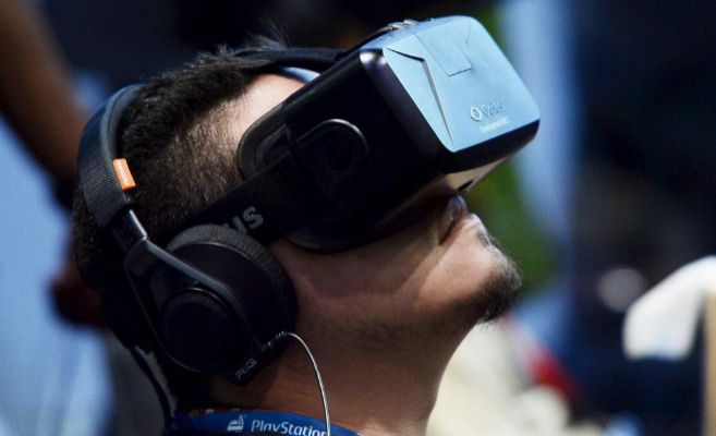 Un usuario prueba las gafas Oculus, en la pasada feria E3 de Los...