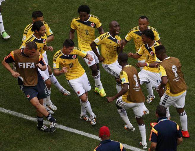 Los jugaadores de Colombia celebran el primer gol de James Rodrguez.