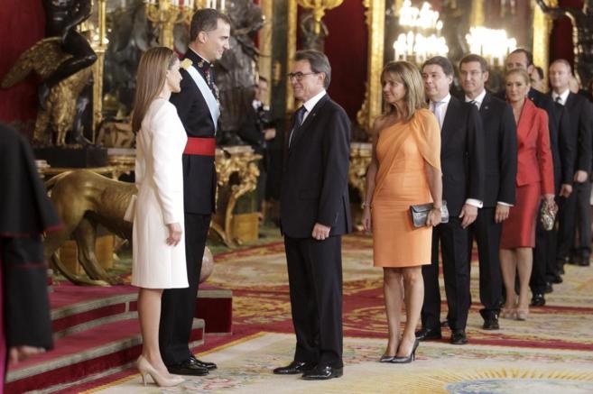 Artur Mas con los Reyes en el besamanos del Palacio Real.