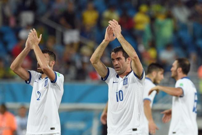 Los jugadores griegos aplauden a los seguidores en el estadio Das...