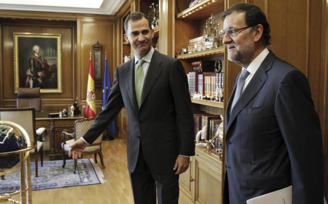 El Rey Felipe recibe al presidente del Gobierno en su despacho.