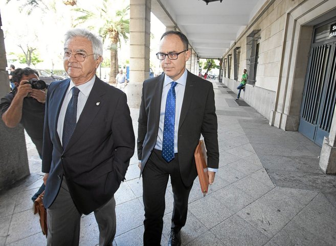 Antonio Valverde (a la derecha) junto a su abogado antes de entrar a...