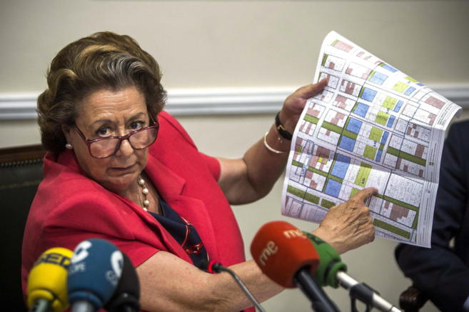 La alcaldesa de Valencia, Rita Barber, muestra las modificaciones...