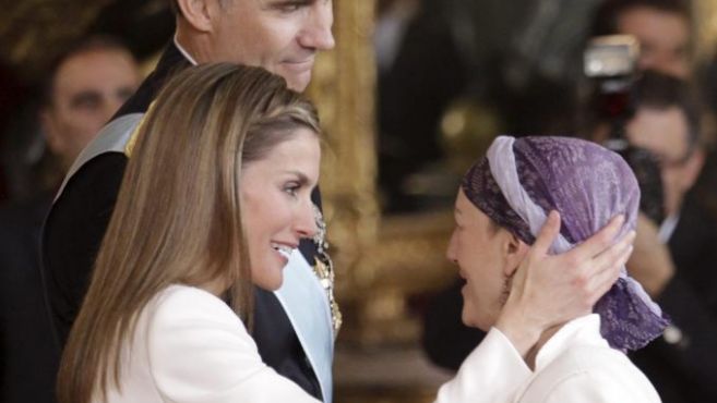 La Reina Doña Letizia acaricia a Maite, una empleada de Palacio...