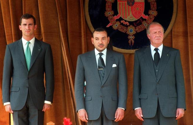 Mohamed VI, con el entonces Prncipe Felipe y el Rey Juan Carlos, en...