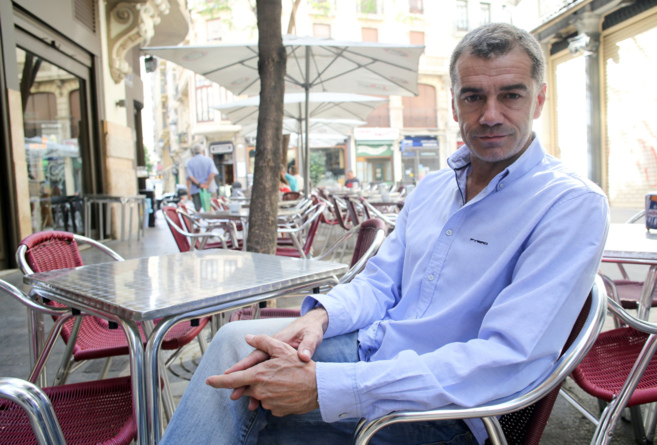 Toni Cant, en una cafetera en una calle valenciana.
