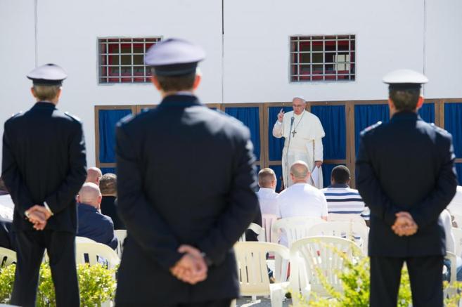 El Papa Francisco habla durante su visita a la crcel de...
