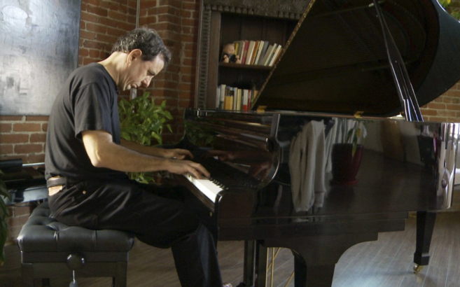 El compositor César Benito tocando el piano.