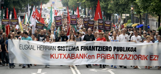 Cabecera de la manifestacin contra la privatizacin de Kutxabank,...