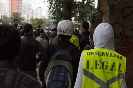 Un observador legal camina entre manisfestantes paulistas.