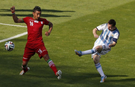 Messi, en el momento de golpear el baln que acab en gol.