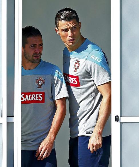 Moutinho y Cristiano Ronaldo observan el entrenamiento de Portugal.