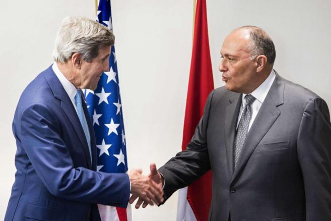 John Kerry saluda a su homlogo egipcio, Sameh Shukri, poco antes de...