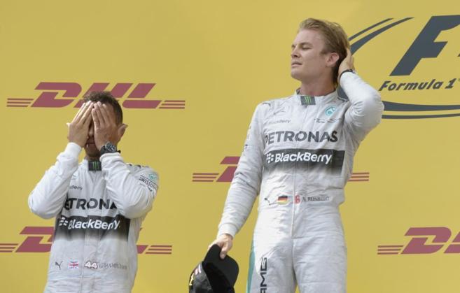 Nico Rosberg celebra la victoria en el podio junto a Lewis Hamilton.