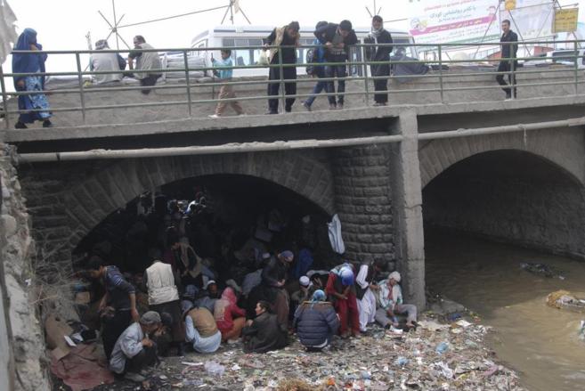 Drogadictos inyectndose herona bajo el puente de Pol-e-sokhta, en...