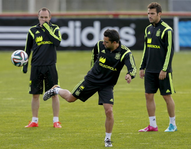 Xavi controla un baln ante Iniesta y Cesc, durante un entrenamiento...