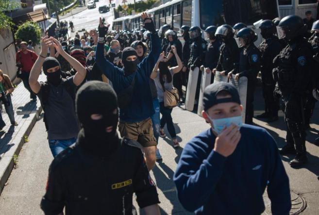 Manifestantes enmascarados protestan ayer contra el apoyo ruso a los...