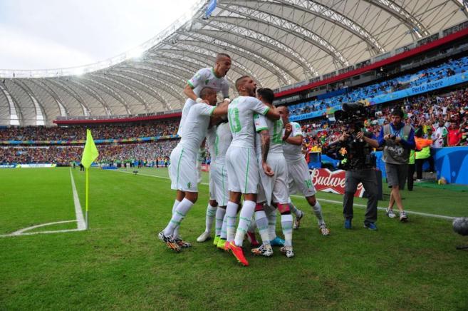 Los jugadores de Argelia celebran uno de los goles.
