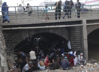 Drogadictos inyectndose herona bajo un puente en Kabul.
