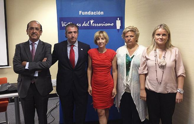 Miguel Folguera, segundo por la izquierda, junto a la denunciada,...