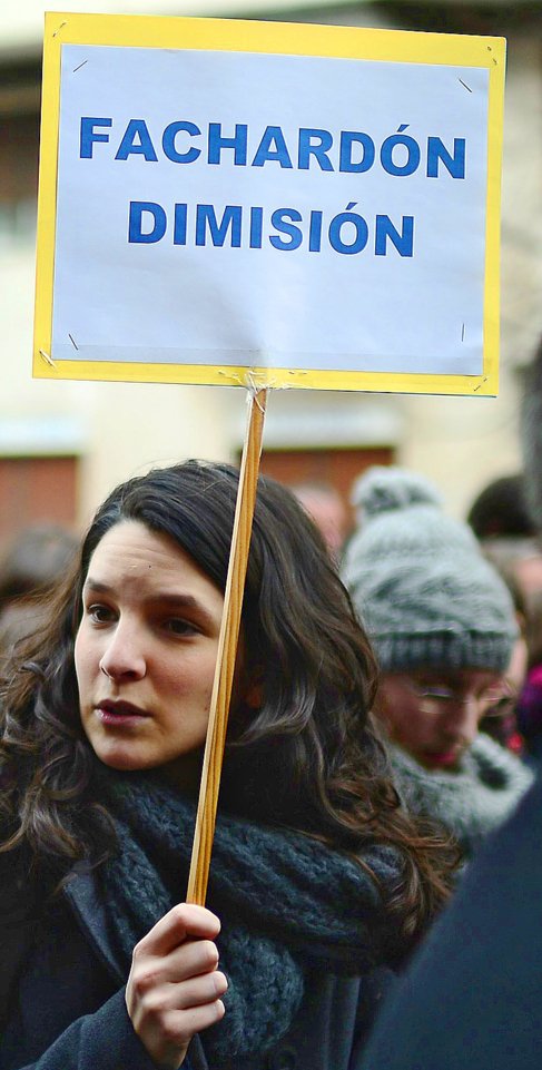 Una joven protesta contra le Ley del Aborto en Bilbao.