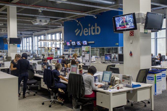 Empleados de EiTB trabajan en la sede del ente pblico, en Bilbao.